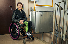 В Братске благотворительный фонд установил электроподъемник в доме инвалида